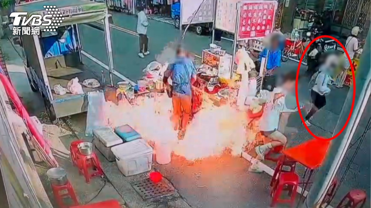 台南將軍夜市3日晚間驚傳火警,一名28歲戴姓女騎士側柱沒踢好釀禍!機車倒撞瓦斯桶,2人遭火吻燒燙傷送醫(圖/TVBS)