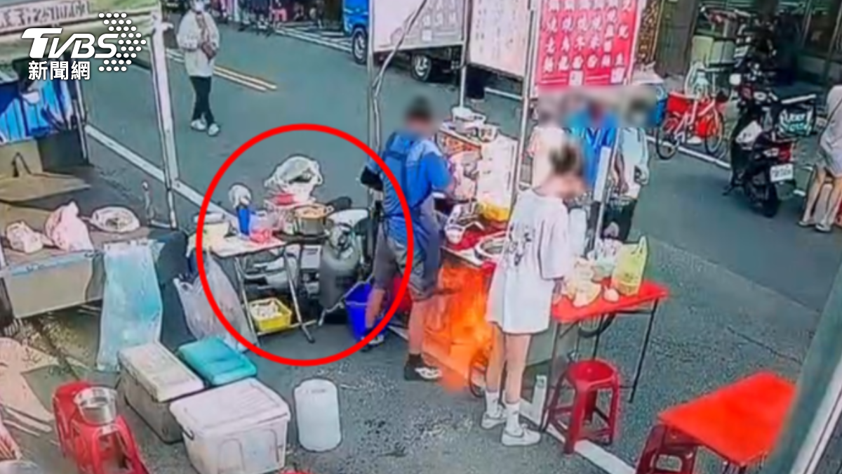 白色機車側柱沒踢好直接倒下,撞倒一旁的瓦斯桶,由於攤位上的爐具當時仍在燃燒中,瓦斯桶傾倒後瞬間起火(圖/TVBS)