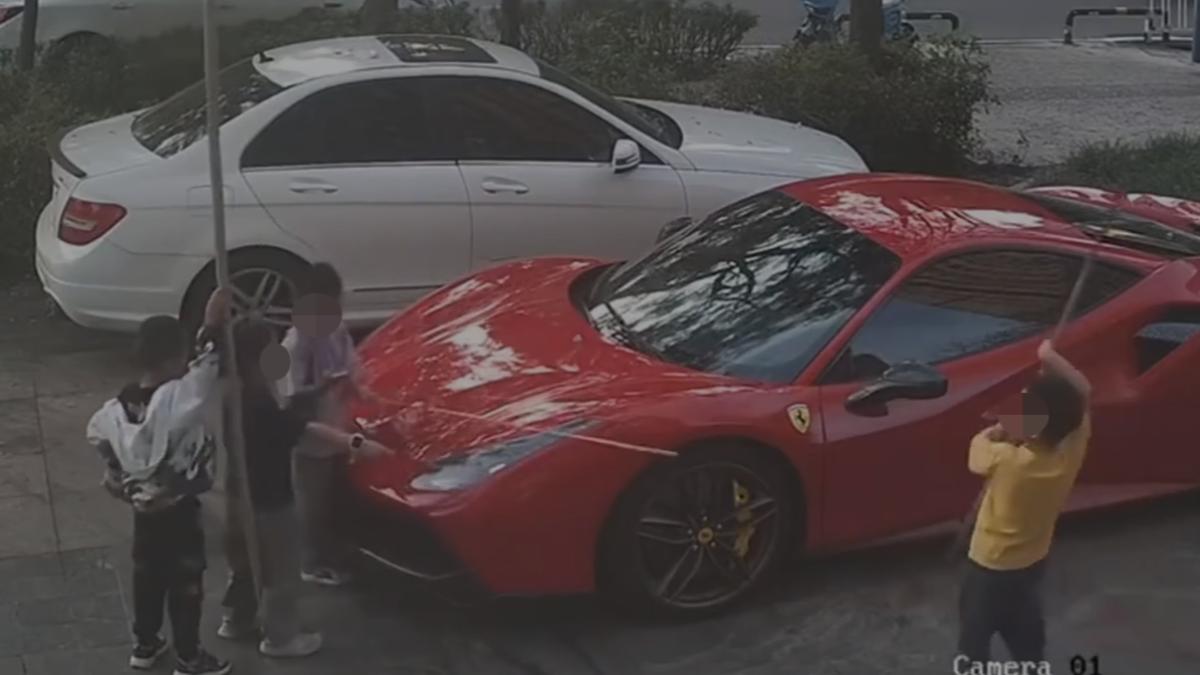 4名孩童手持長棍，先後從車頭與車尾爬上車頂後再回到地面。（圖／翻攝自微博）