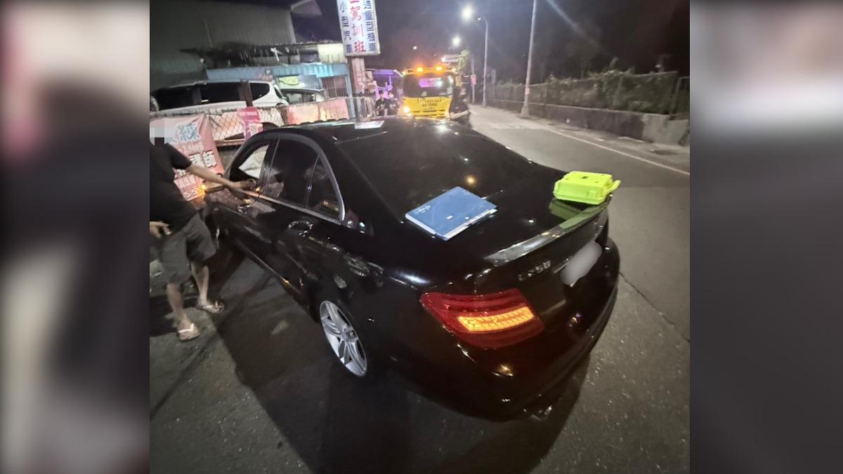 黑車駕駛吸毒搖晃上路，失控撞上一家駕訓班護欄。（圖／TVBS）