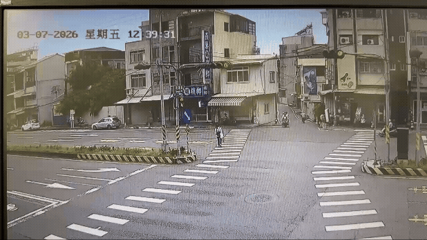 老翁騎乘機車闖紅燈對撞母女機車，魂斷路口。（圖／TVBS）