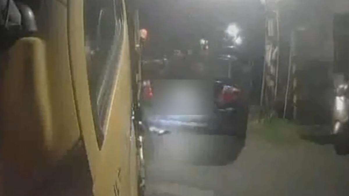 轎車違停釀撞。(圖/TVBS)