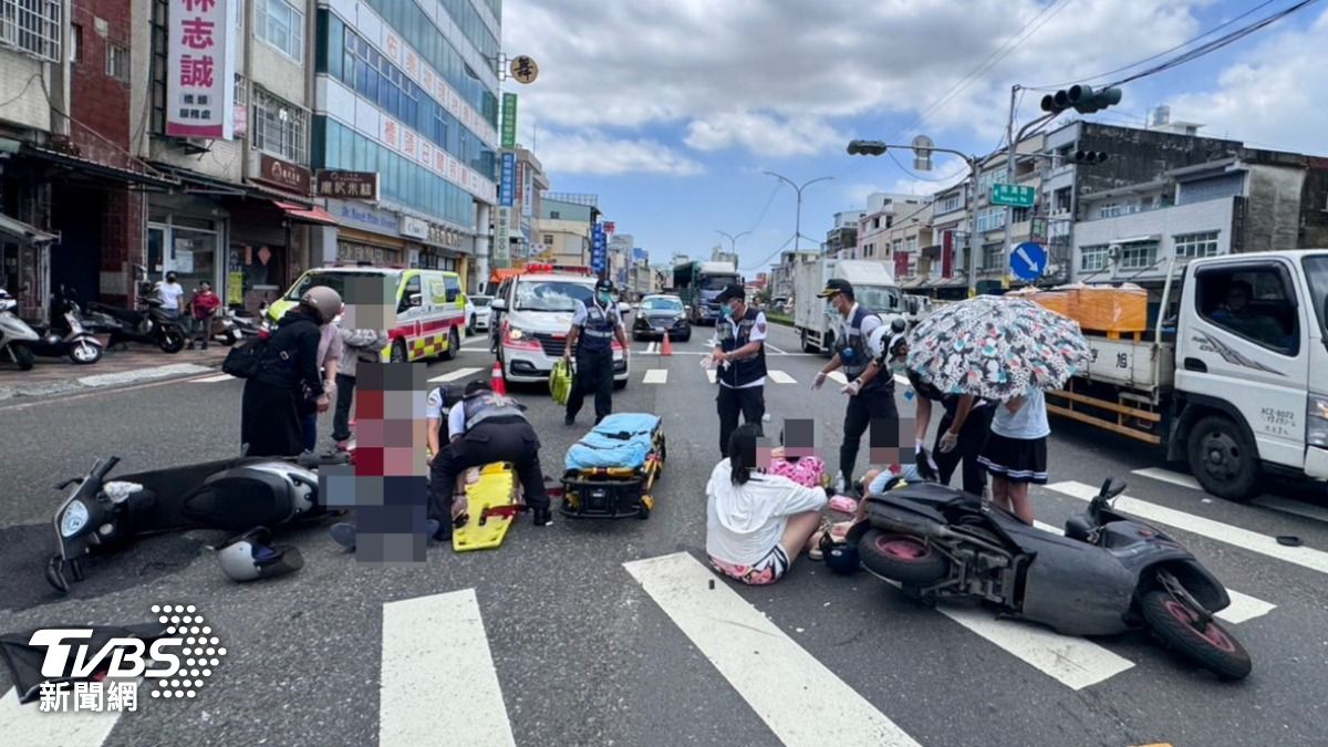有片/高雄老翁闖紅燈「人肉砲彈」對撞4貼機車母女 他傷重亡