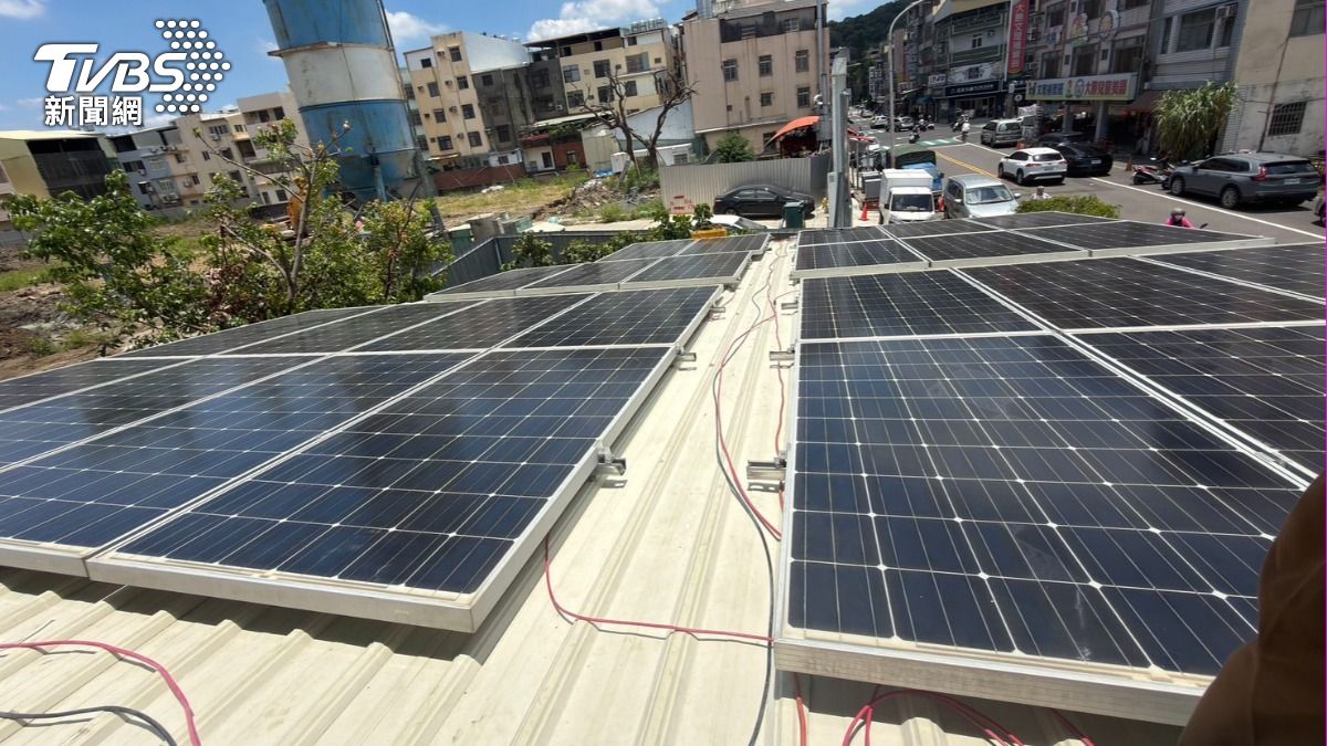 快訊/彰化男屋頂測試太陽能板!突傳巨響疑遭電擊 送醫不治