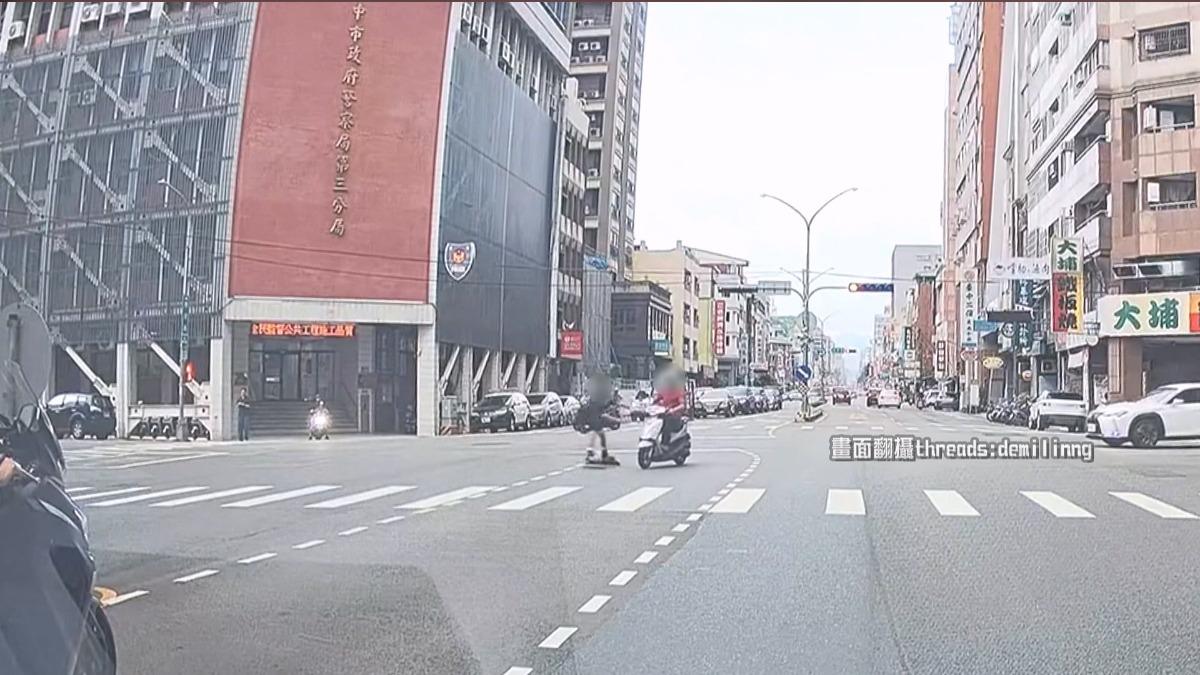  穿直排輪衝馬路「撞翻機車騎士」！年輕人道歉：煞不下來。(圖／Threads上的demilinng提供)
