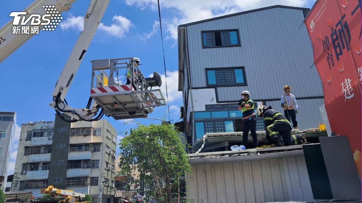 蔡男倒臥在屋頂上。(圖/TVBS)