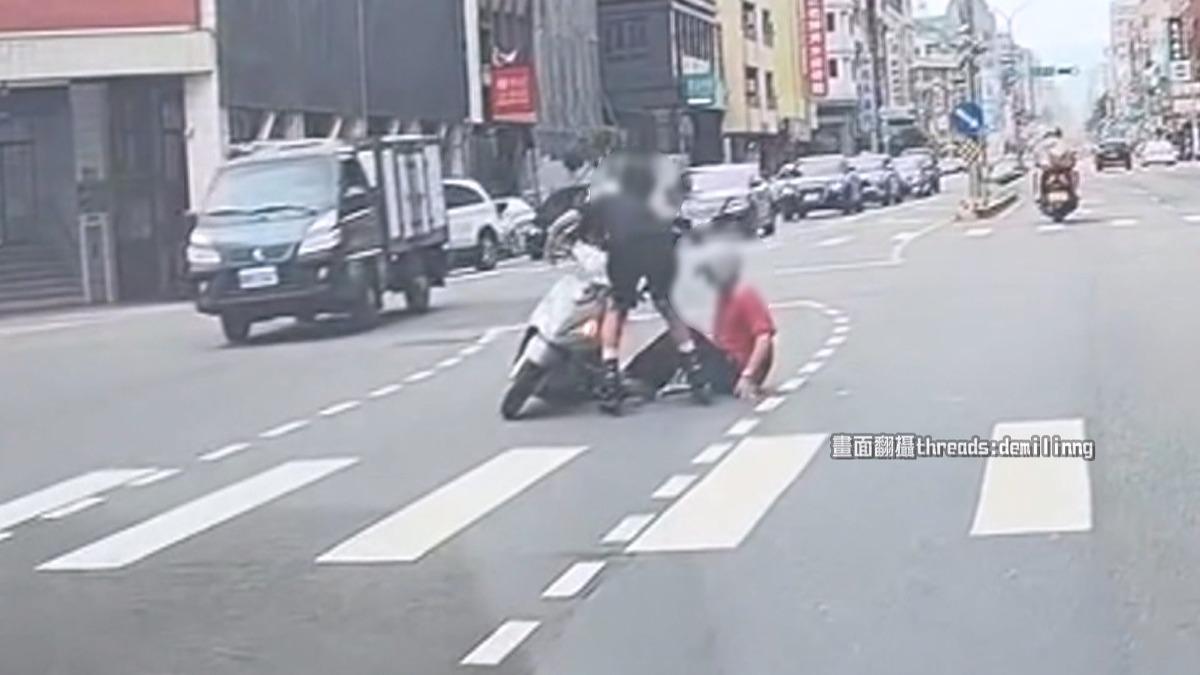 馬路溜直排輪撞機車！年輕人「雙手一推」騎士秒倒，下場曝。(圖／Threads上的demilinng提供)