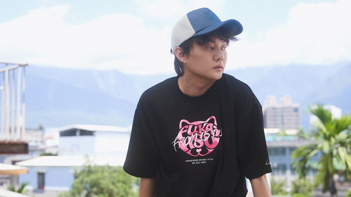 許富凱將愛貓元素融入T-shirt裡。(圖/喜樂娛樂提供)