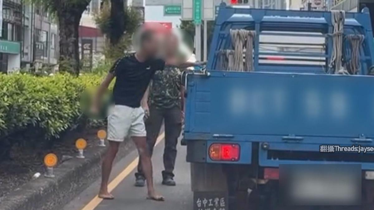 行車糾紛演變全武行！他亮登山刀，對方掄鐵鎚「路中央互毆」。。(圖／Threads提供)