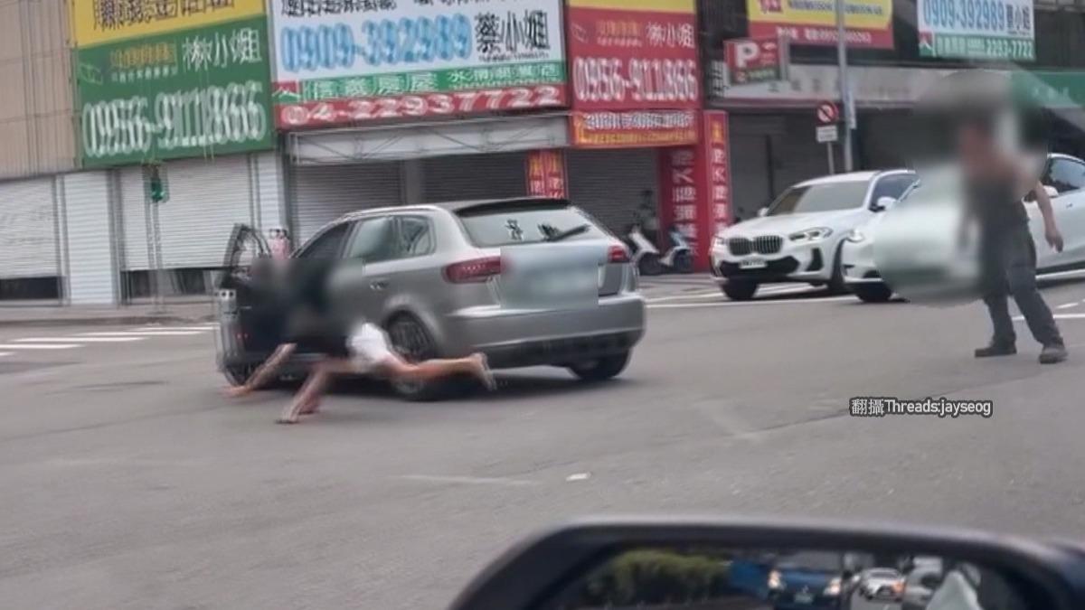持刀對鐵鎚！北屯2駕駛街頭狂暴對打，路口上演動作片場面。(圖／Threads提供)