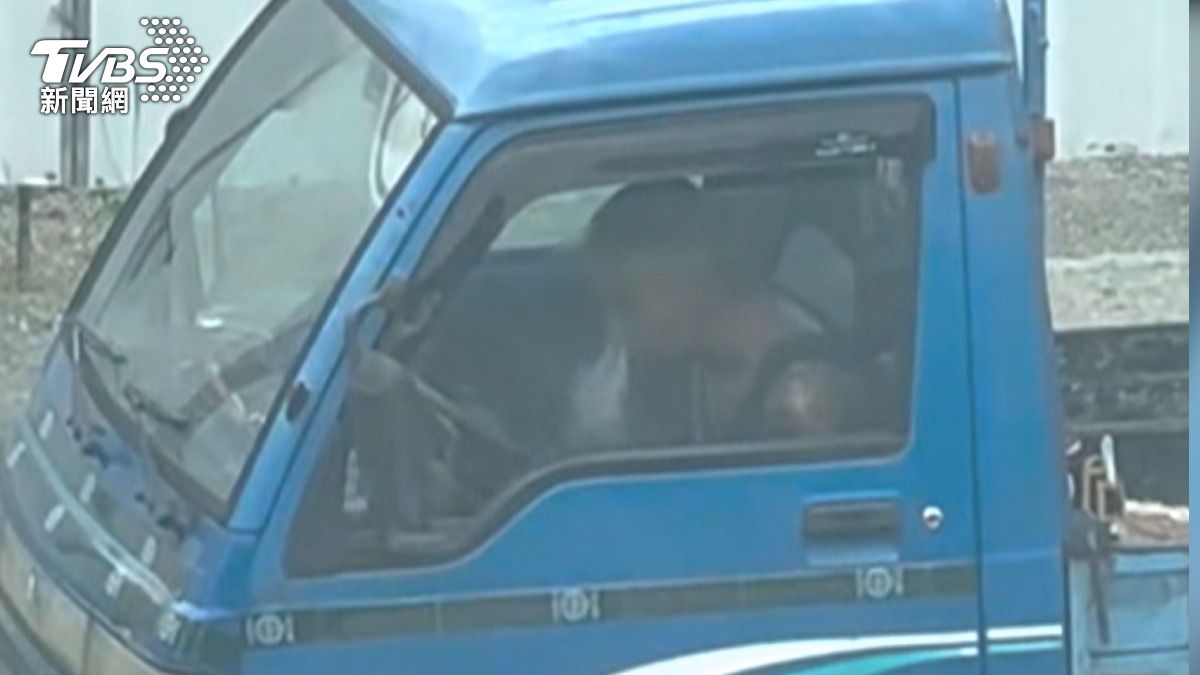 疑毒駕現形!貨車男「趴方向盤猛吸」鼻冒濃煙 警追查中