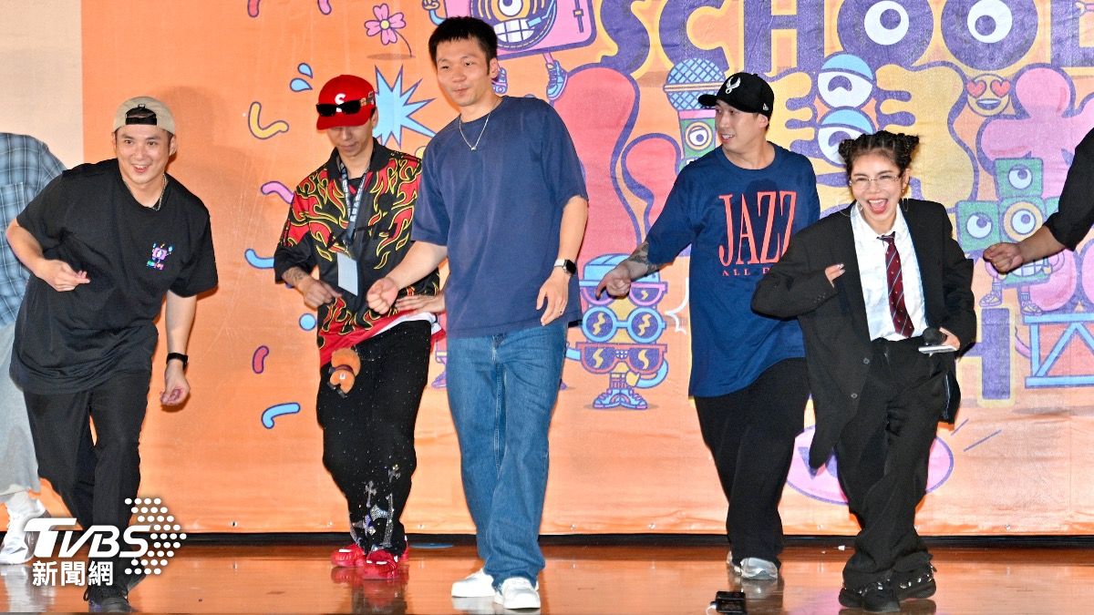 運動部長李洋參加立委吳沛憶舉辦的街舞比賽活動，小秀一段麥可傑克森舞步。(圖／胡瑞麒攝)