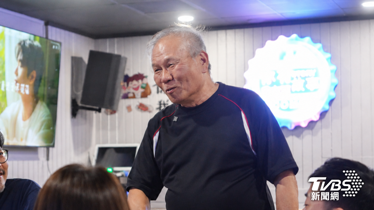 Mel老闆E人個性，經常在店內跟客人暢聊。(圖／粘祐誠攝)