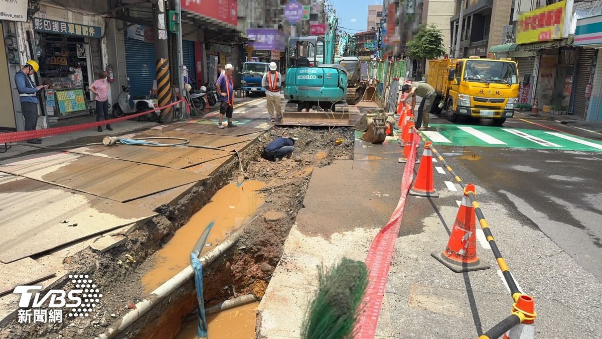 當時正在進行污水地下道挖掘工程。（圖／TVBS）