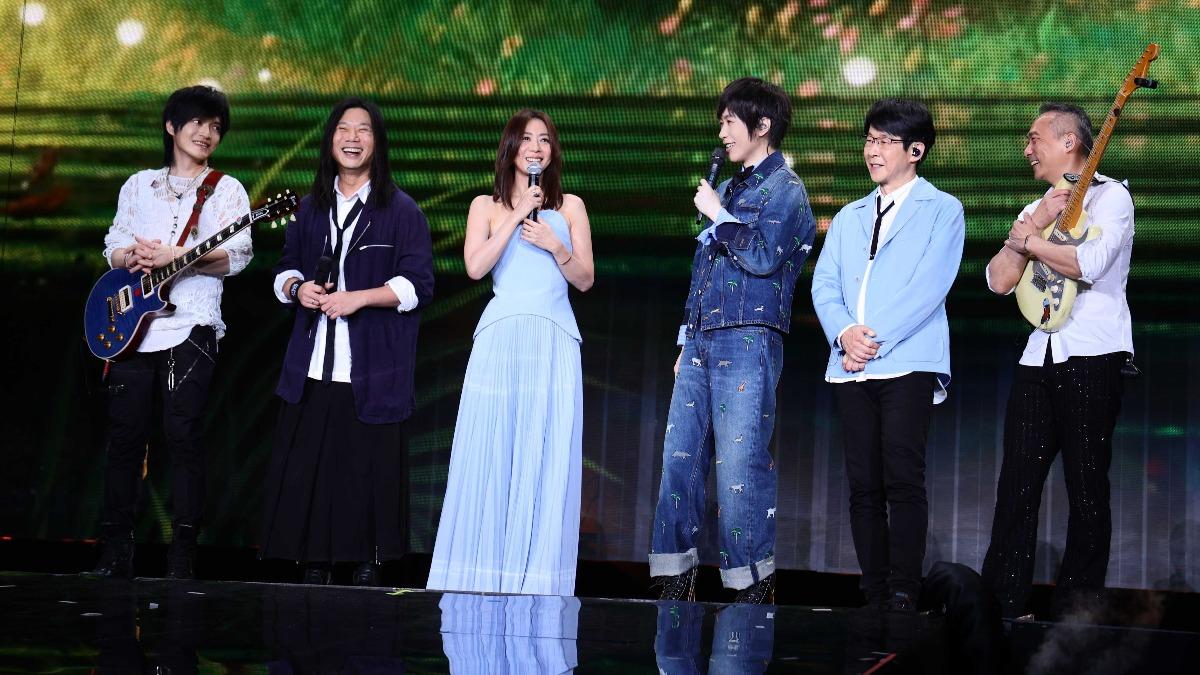 陳綺貞(左三)昨擔任五月天大巨蛋演唱會嘉賓。(圖/相信音樂提供)
