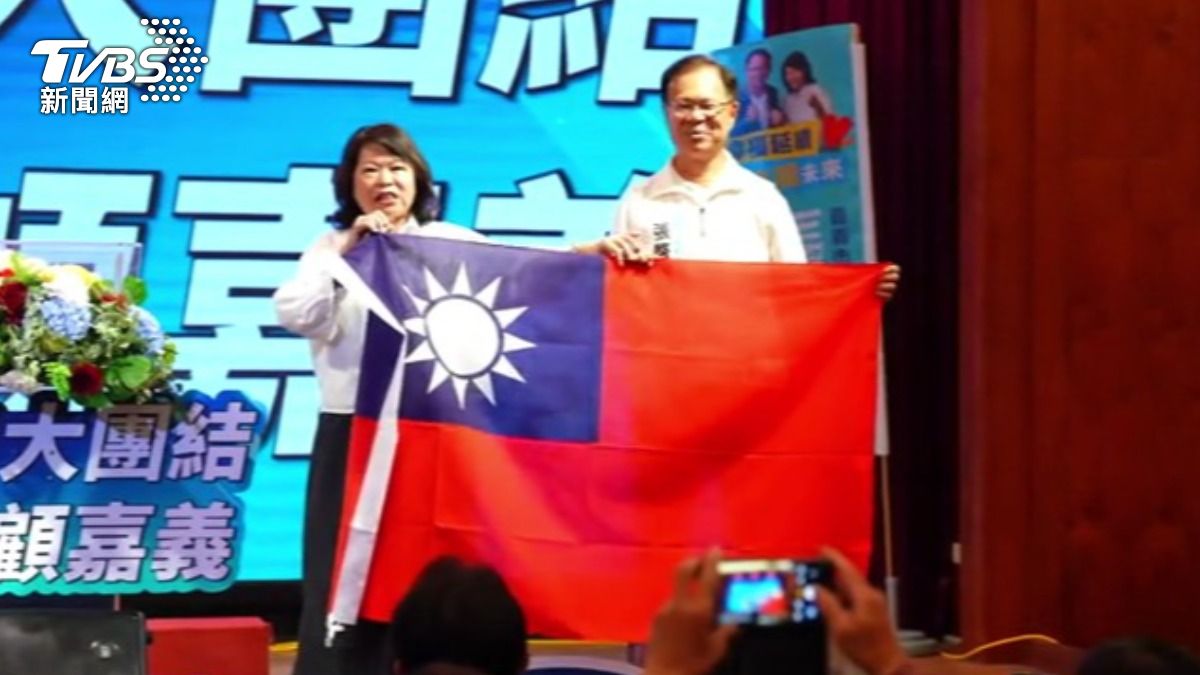 嘉義市長黃敏惠象徵性傳承國旗給張啟楷,期盼能順利守下嘉義市執政權。(圖/TVBS)