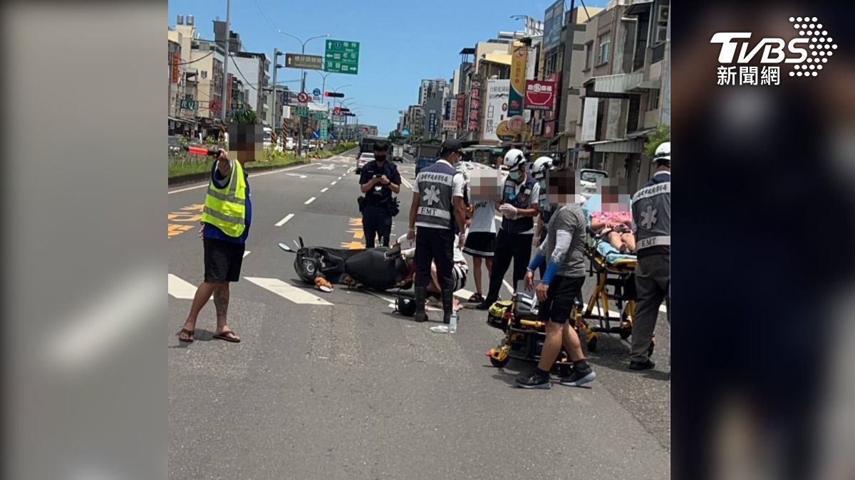一名75歲高雄知名茶商老闆出門送貨，行經橋頭一處路口，闖紅燈撞飛四貼機車母女，五人重摔在地，沒想到茶商老闆送醫不治（圖／TVBS）