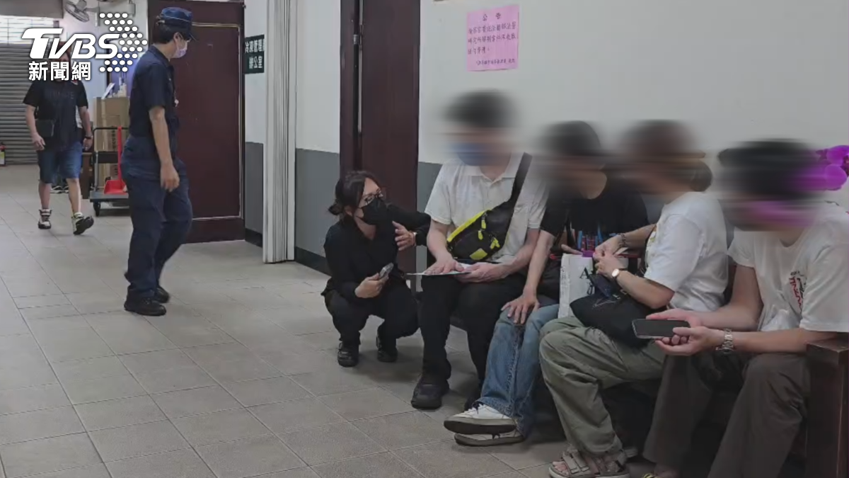 老翁家屬趕到殯儀館等待相驗時表示，父親當天就是外出送貨，平常都親自送貨，主打服務精神，接到這個消息簡直晴天霹靂（圖／TVBS）