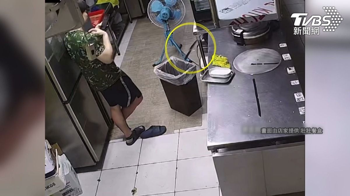 刀插進拖鞋!餐盒店老闆:機率有多低。(圖/民眾提供)