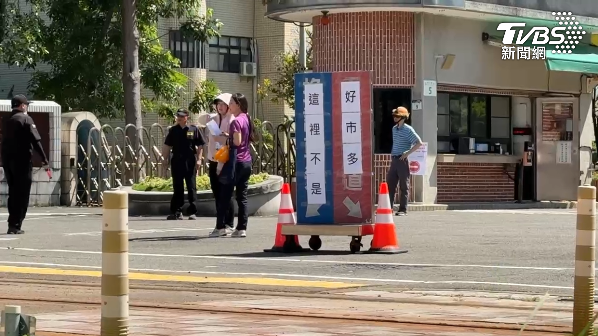高雄新開幕的美式賣場,遷址到亞灣區,但用Google地圖卻被誤導前往「火力發電廠」要穿越後才能抵達,如今發電廠還張貼公告,要大家別跑錯(圖/TVBS)