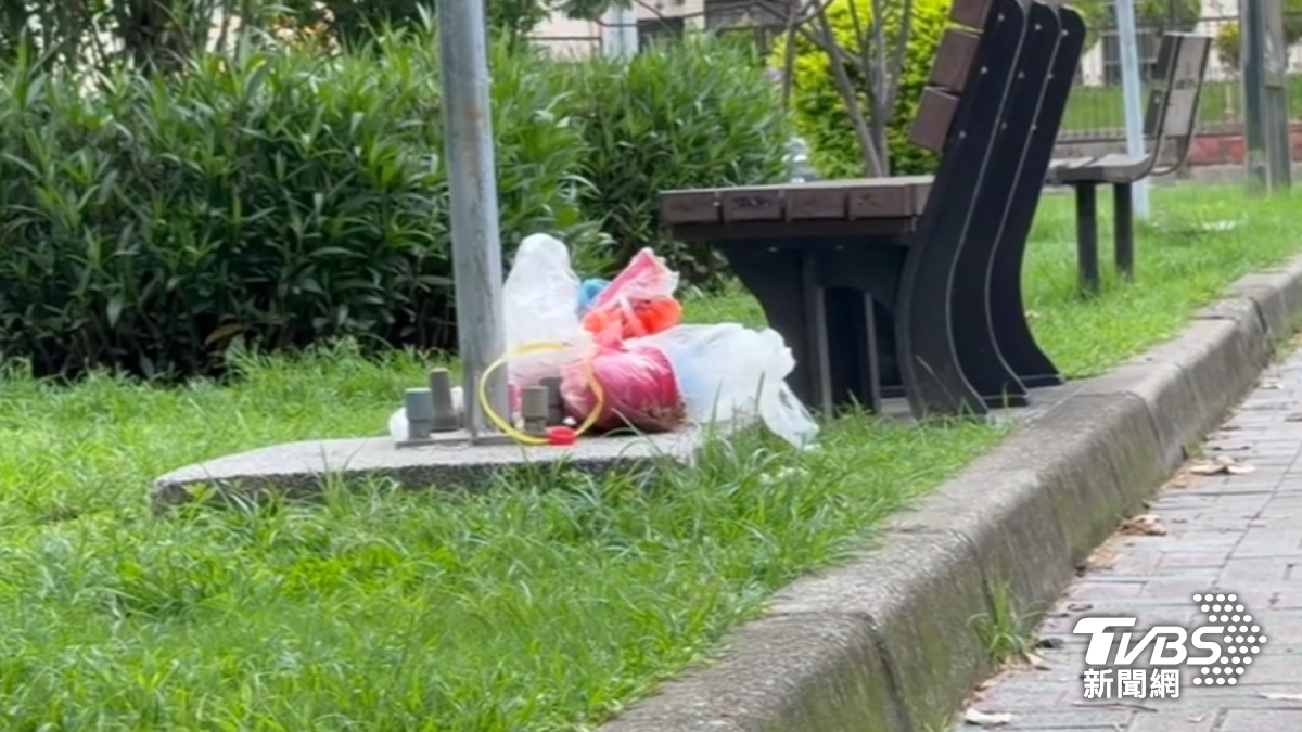 公園內堆放垃圾,卻沒人清運。(圖/TVBS)