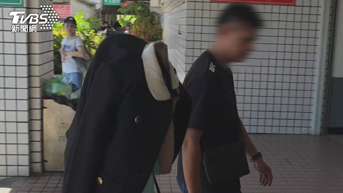 6旬死者女友神情哀傷奔赴現場,大哥與兒子也到場了,死者的身分也曝光,60歲傅義光曾有毒品、槍砲等前科,16年前曾是製毒師被警方逮捕(圖/TVBS)