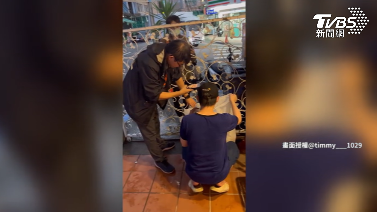 碧潭玉里橋頭臭豆腐遭環保局開單。（圖／民眾提供）