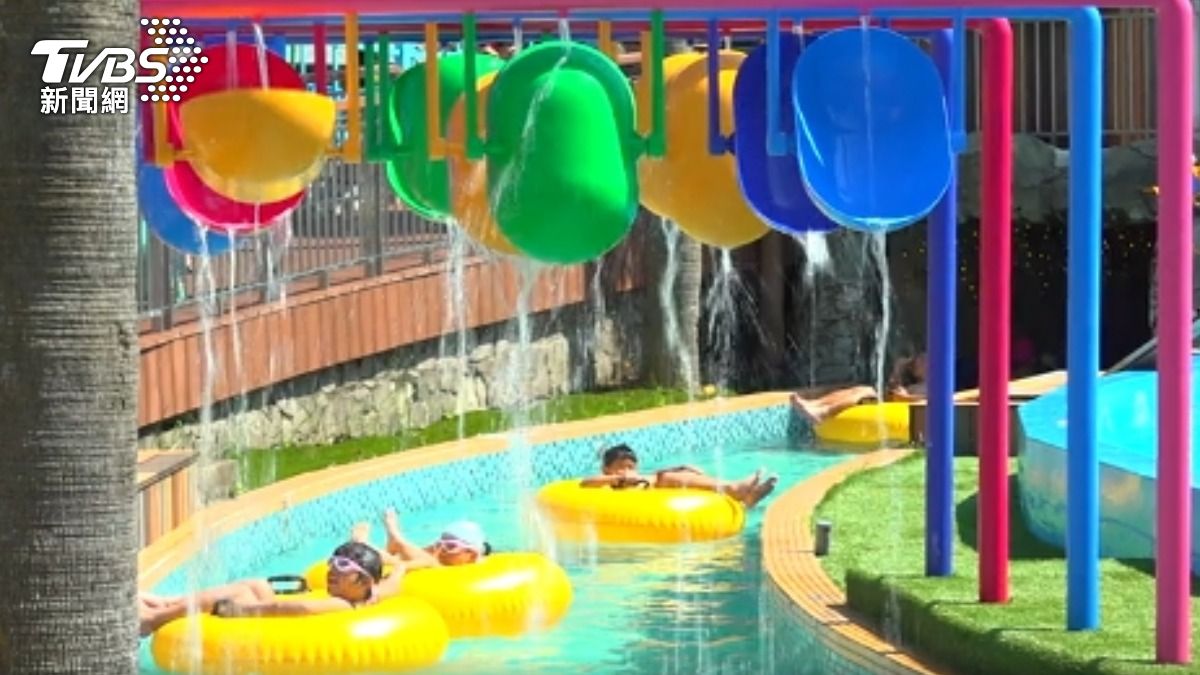 夏日水樂園! 台北親水節嗨玩「4層樓滑水道」。(圖/TVBS)