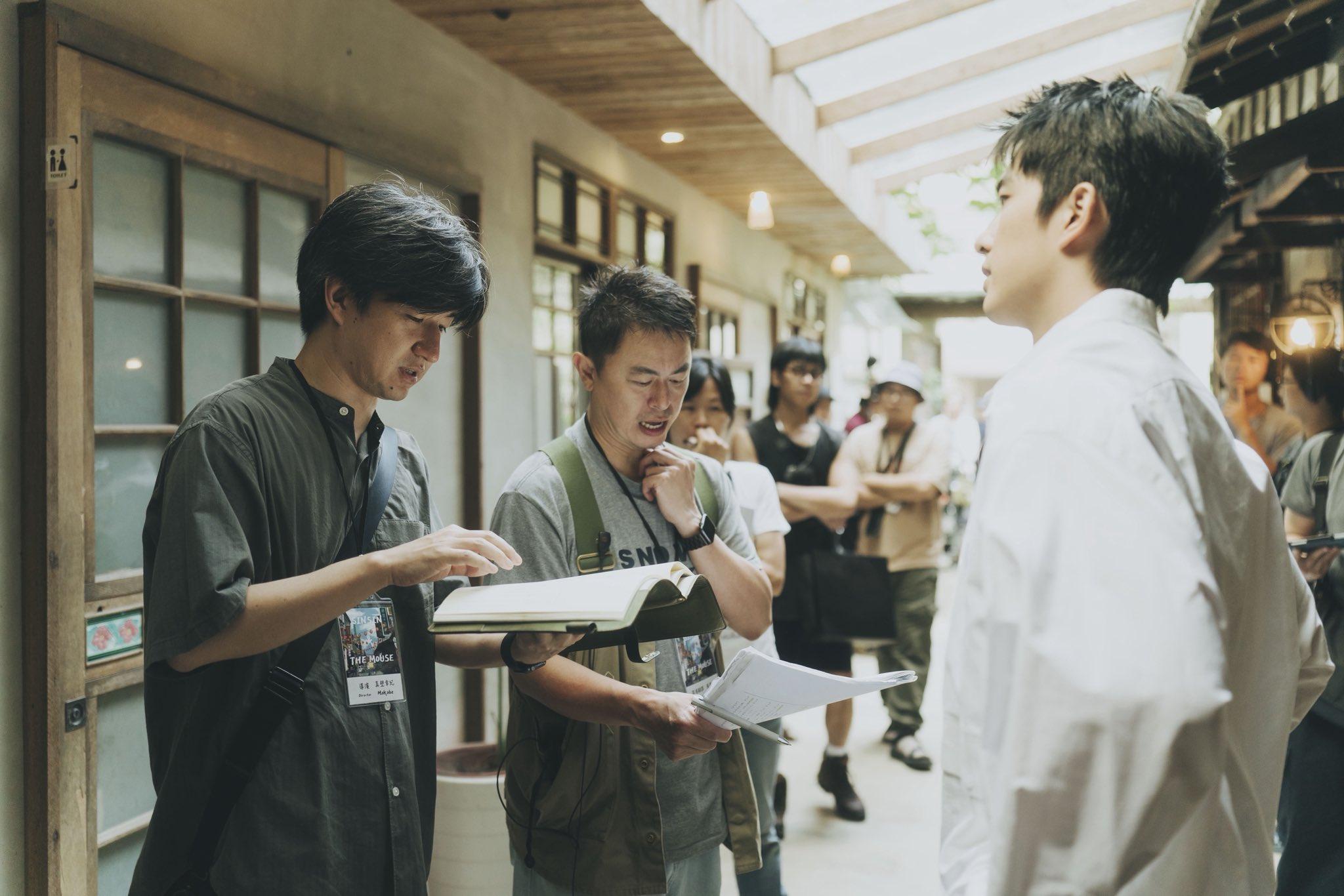 導演真壁幸紀(左)為了找曾敬驊(右)演出,特地來台拜訪他三次。(圖/翻攝自sinsinmovie推特)