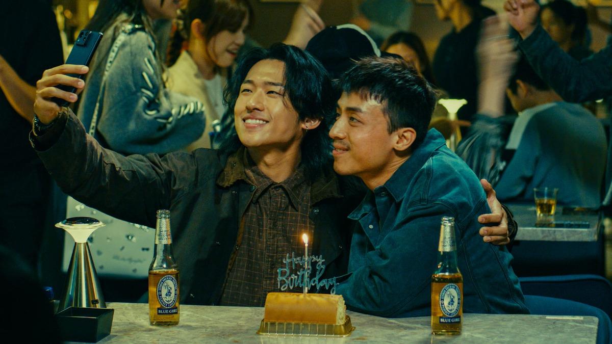 陳毅燊(左)、江爗生飾演一對同志戀人,在社會上遭受種種歧視與欺凌。(圖/北影提供)