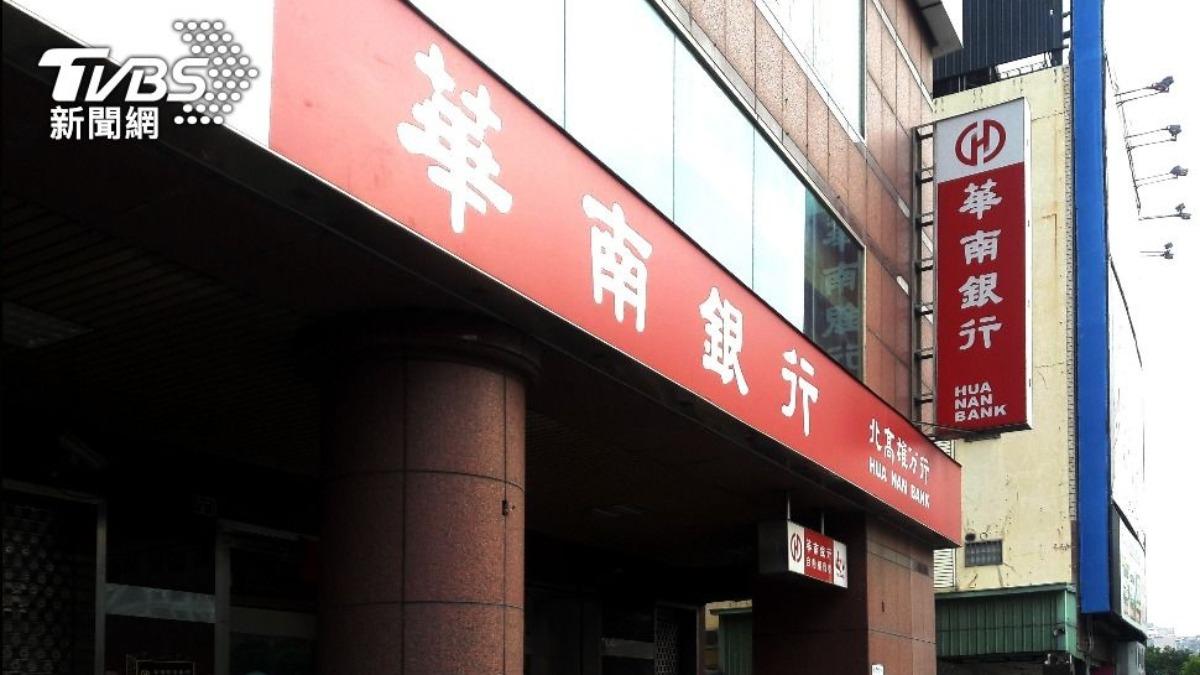 華南2張聯名卡退場全面換發熊Q卡。(圖/TVBS)