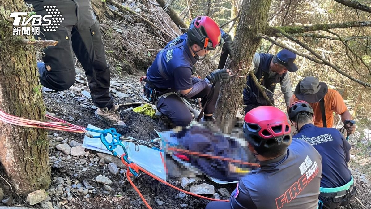 60歲林姓男子攀登玉山群峰步道,疑似重心不穩失足跌落50公尺深邊坡。(圖/TVBS)