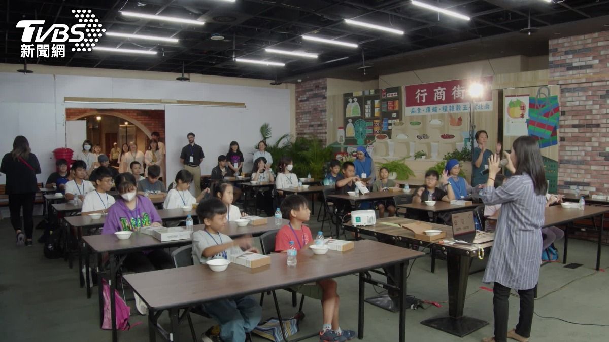 桃園機場公司舉辦「第三航廈小小建築師－兒童積木營」公益活動。（圖／TVBS）