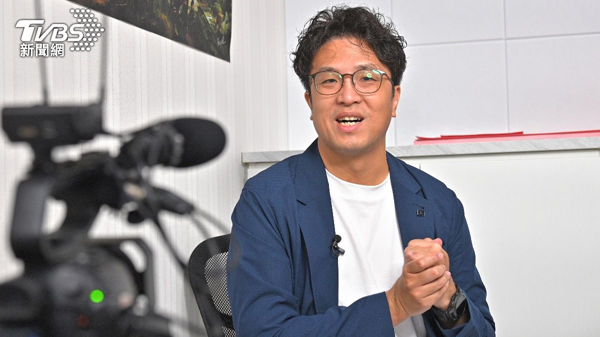 沈伯洋接受《TVBS新聞網》專訪時,開心分享與女兒的日常溫馨互動。(圖/胡瑞麒攝)