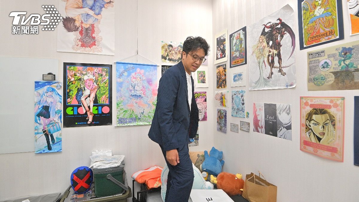 沈伯洋私底下是個「宅男」,看漫畫甚至能清晰記得哪些場景在哪一集、哪一話。(圖/胡瑞麒攝)
