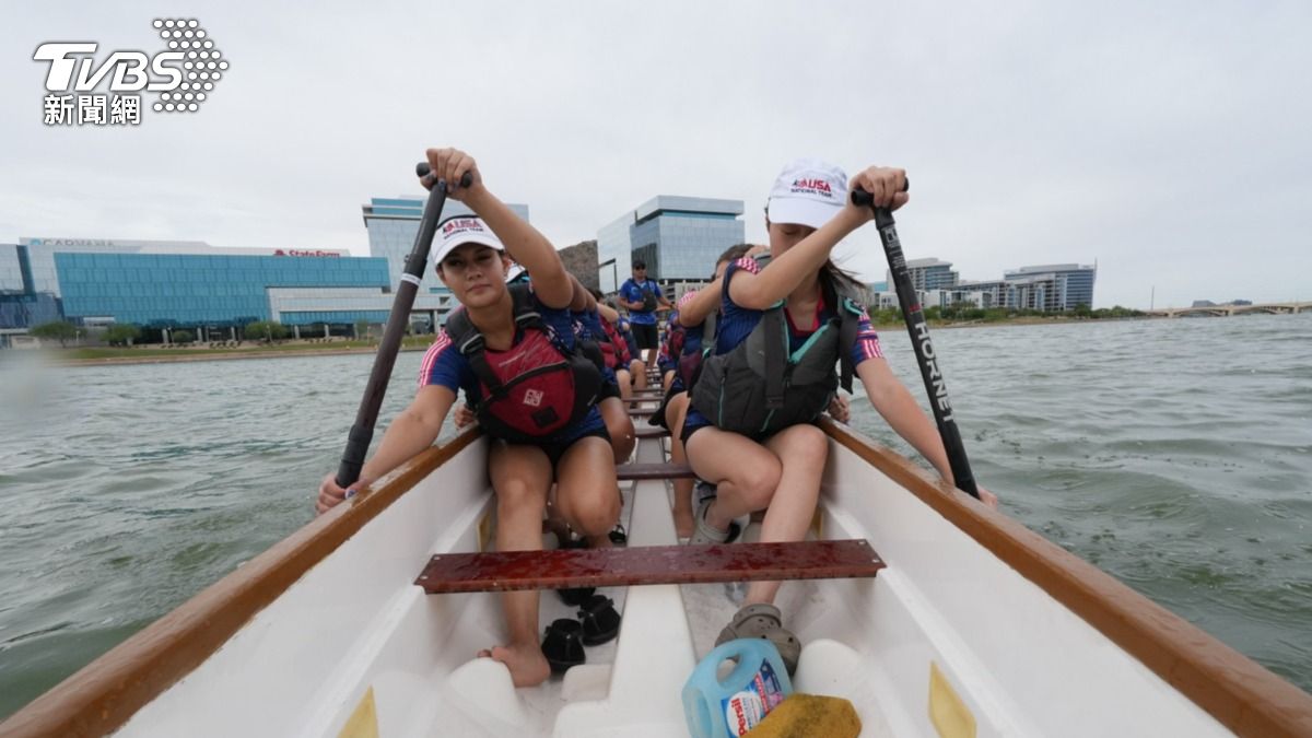 龍舟隊一大清早就來到亞利桑那州立大學旁邊的Tempe Town Lake練習。(圖/粘祐誠攝)