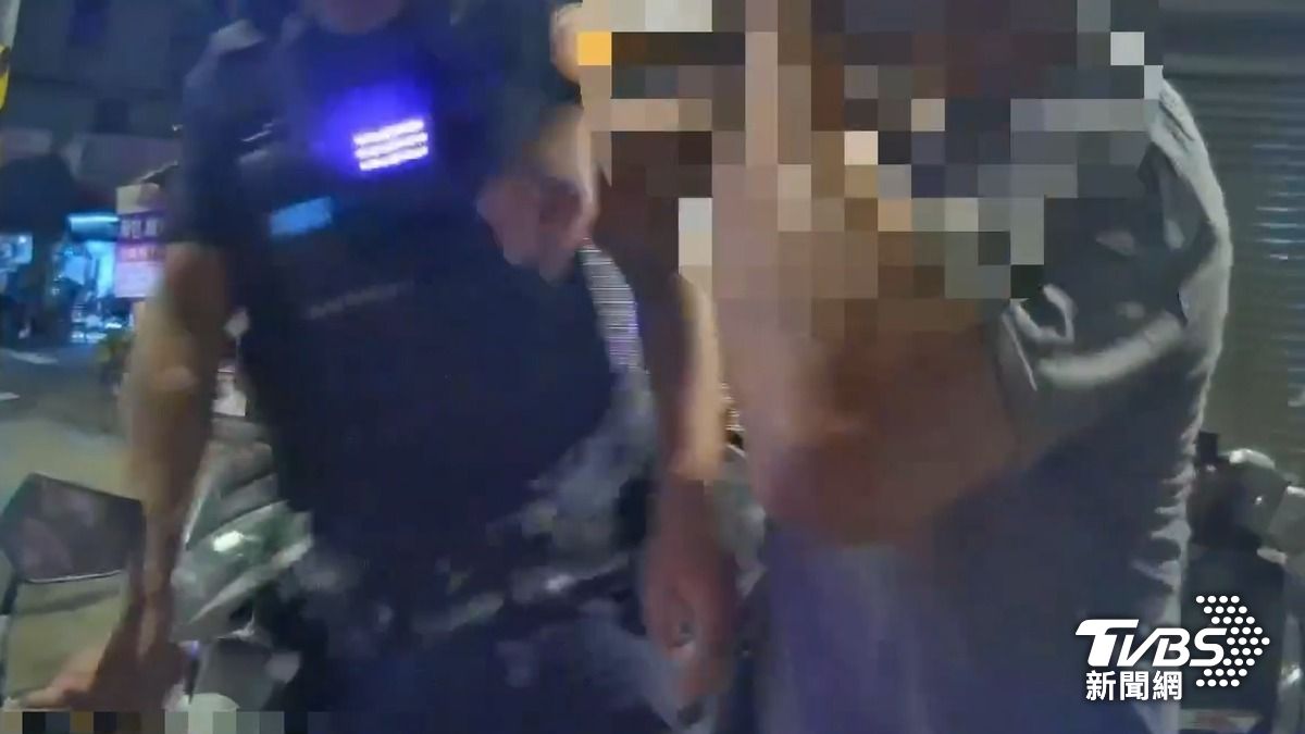 游姓男子不願配合警方攔查，甚至「出拐子」推擠、咆哮；警方勸阻無效後，使用辣椒水將其壓制並依法管束。（圖／TVBS）