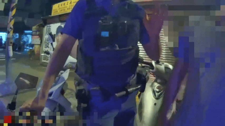 游男在盤查過程中情緒異常激動，不僅拒絕配合警方依法執行公務，甚至當場「出拐子」推擠執勤員警。（圖／TVBS）