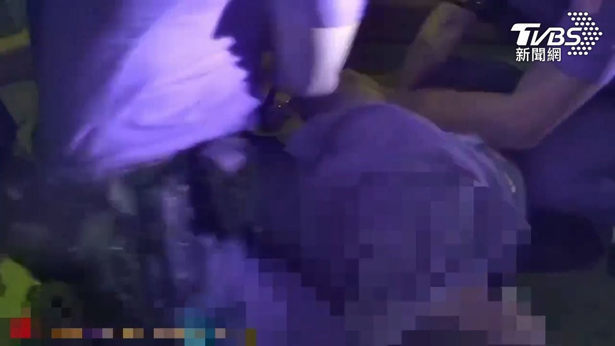警方依《警察職權行使法》第19條規定，當場將情緒失控的游男實施管束。（圖／TVBS）
