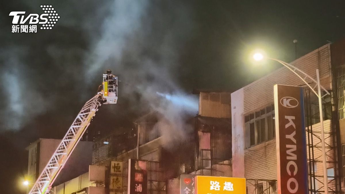 雲梯車出動到場救災。(圖/TVBS)
