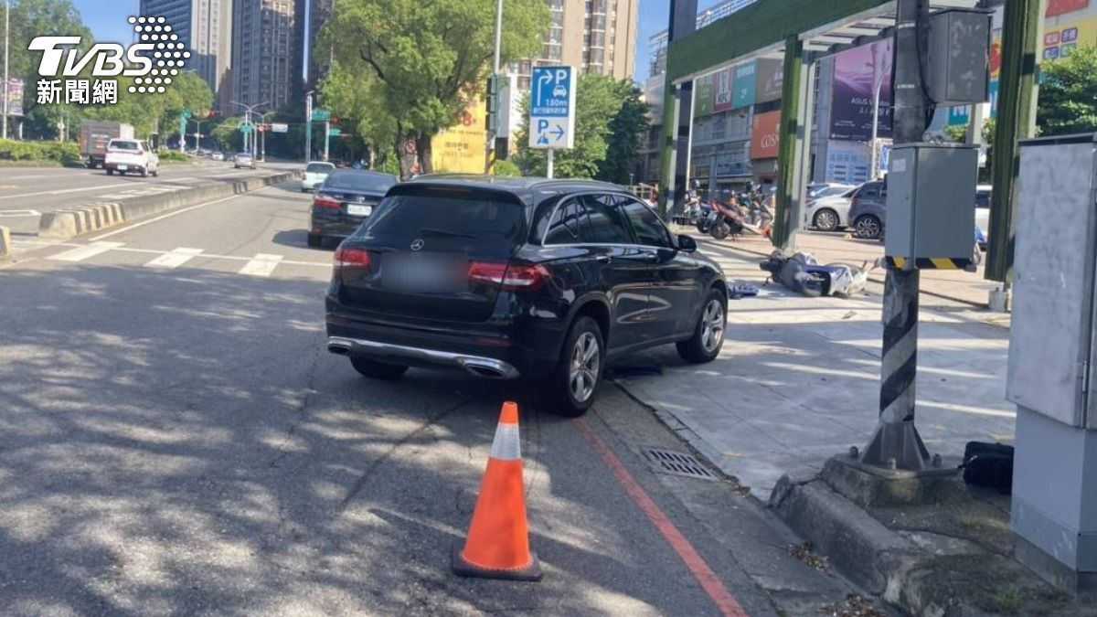 雙方在得來速前發生車禍。(圖/TVBS)