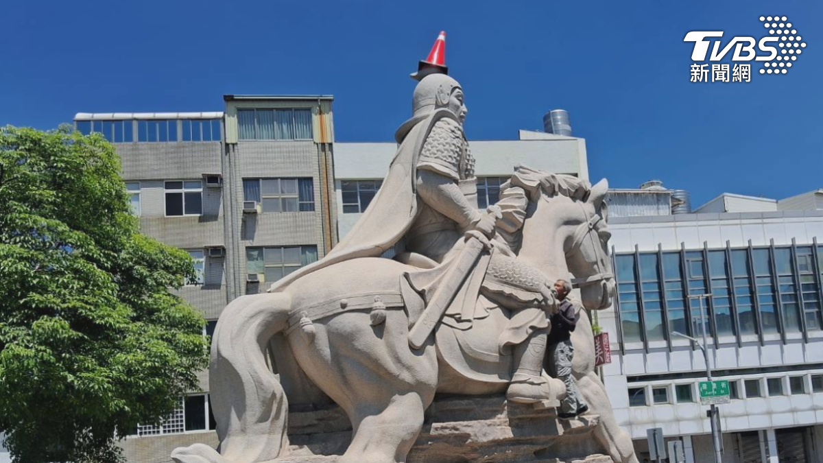 台南延平郡王祠內的鄭成功騎馬石像,日前被民眾發現頭上竟多了一頂「三角錐」。(圖/TVBS)