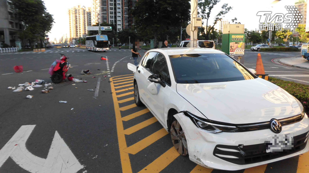 高雄市4日凌晨發生一起離奇車禍,一輛小客車左轉時撞上直行機車,導致56歲孫姓女騎士倒地受傷。(圖/TVBS)