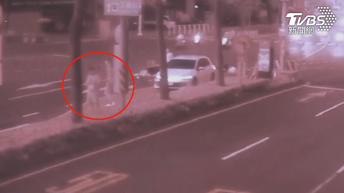 警方調閱監視器畫面後發現,駕駛下車後竟未探視傷患便逕自離開。(圖/TVBS)