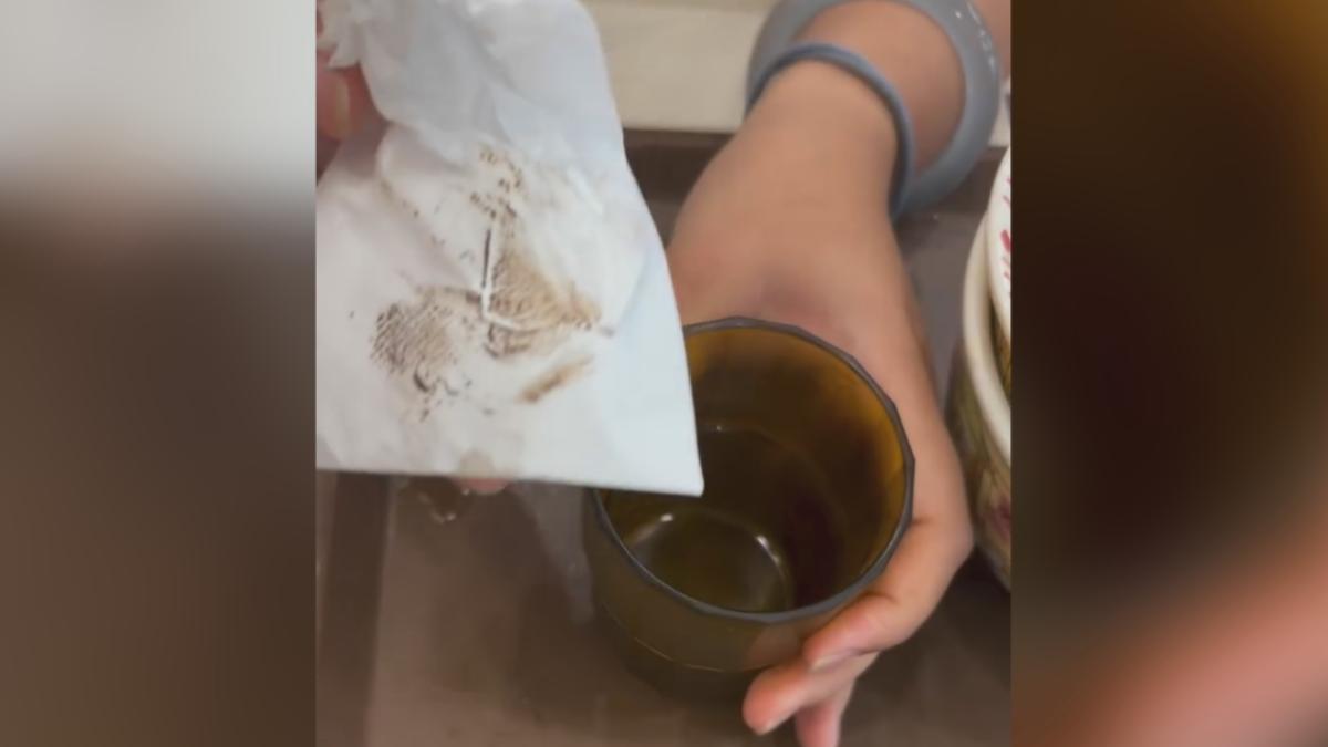 有民眾在高雄一間日系連鎖餐飲店用餐時,將店內的塑膠杯用衛生紙擦拭後,竟抹出大片黑色汙垢。(圖/翻攝Threads__im_joanna_)