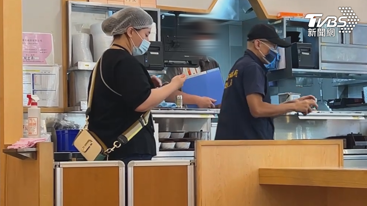 高雄市衛生局獲報後,一早便派員針對店內環境及餐具等衛生狀況進行稽查。(圖/TVBS)