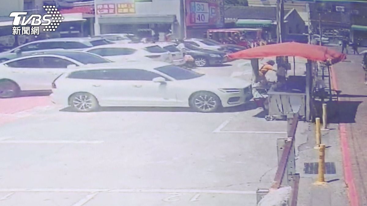 鹿港阿婆炸蚵嗲閃死劫!休旅車衝撞油鍋 「前腳剛走開」躲過一劫。(圖/TVBS)
