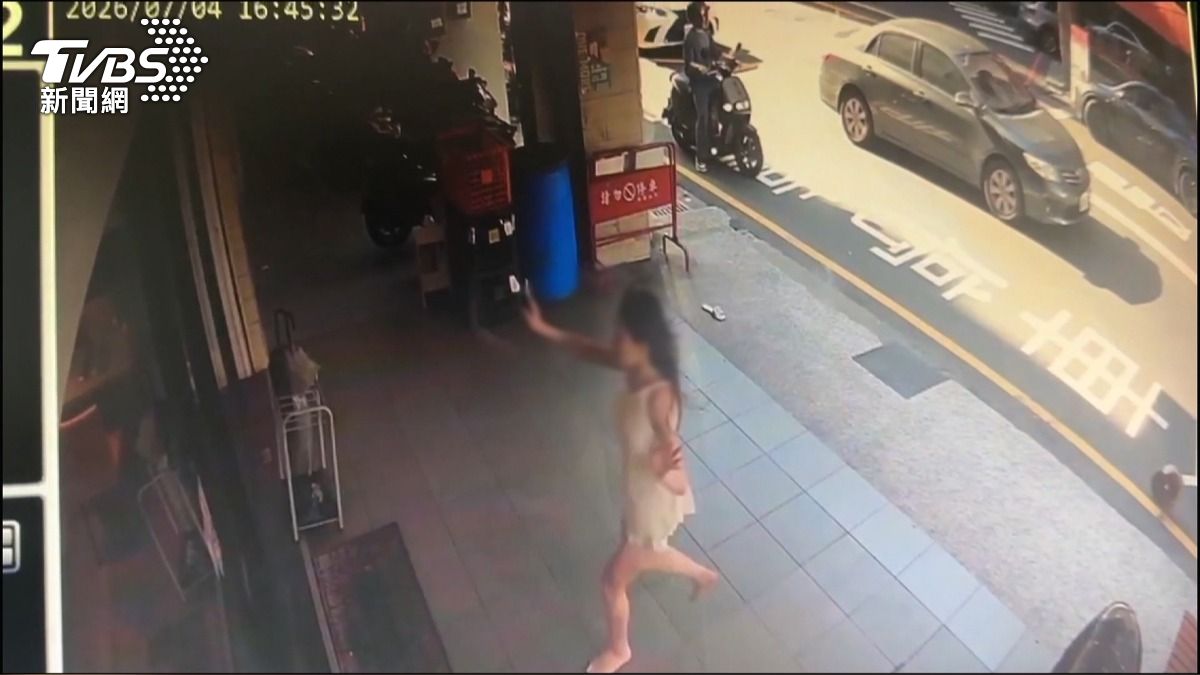 妙齡女跳車逃進河粉店　站椅求救「男友要打我」警嘆：又是你。(圖／TVBS)