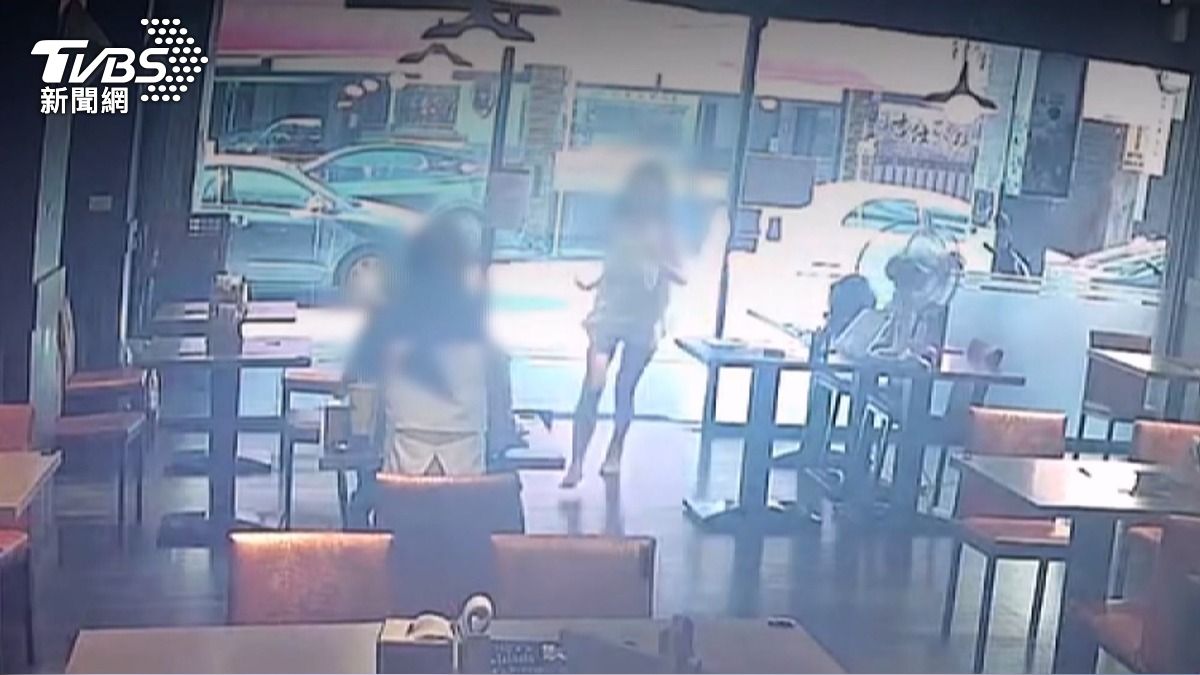 情侶爭執女逃店內　警嘆「又是你」。(圖／TVBS)