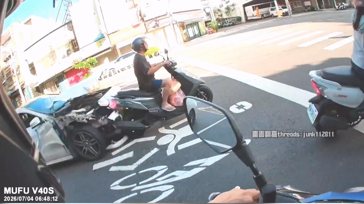 目擊情侶驚!毒駕車「撞爛還在衝」 70歲翁遭撞飛一動不動。(圖/Threads junk112811)